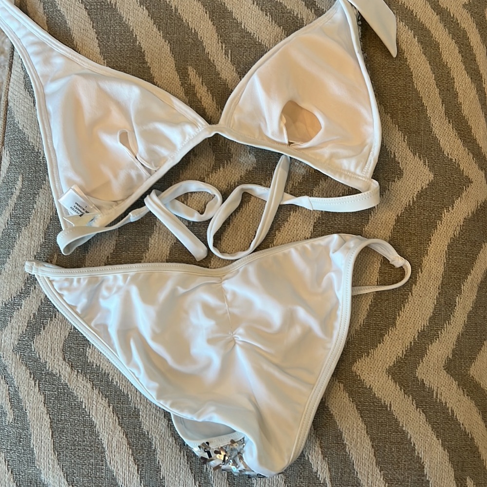 Bikini - Picture 8 of 10